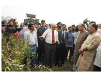 Shri Arun Jaitley and Shri Radha Mohan Singh visits PUSA Arhar-16 field at IARI